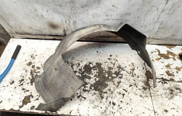 Front wheel arch liner splash guards