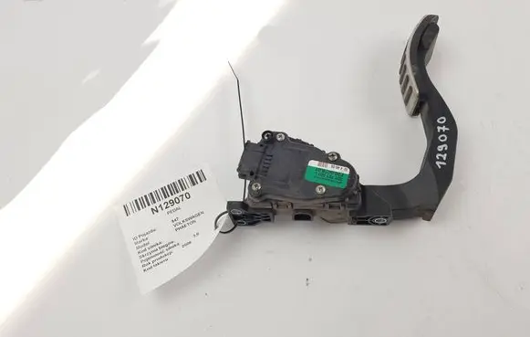 Accelerator throttle pedal