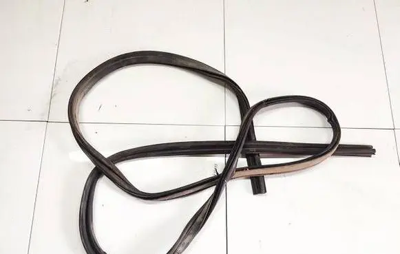 Chrysler Voyager Trunk rubber seal (body) 