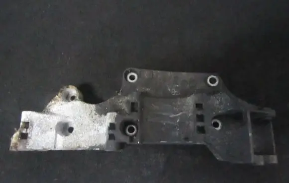 Volkswagen Golf IV Engine mounting bracket r045903143c