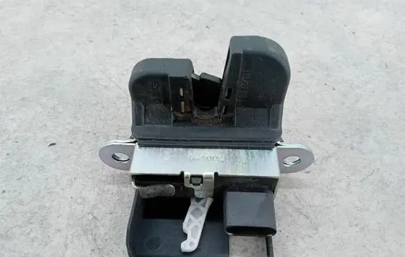 Volkswagen Golf V Tailgate lock latch 1T0827505J