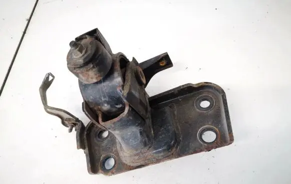 Toyota RAV 4 (XA30) Engine mount bracket