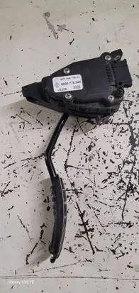 Accelerator throttle pedal
