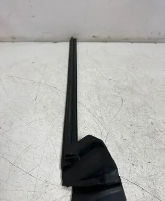 Tesla Model 3 Rubber seal front door window/glass 1090495