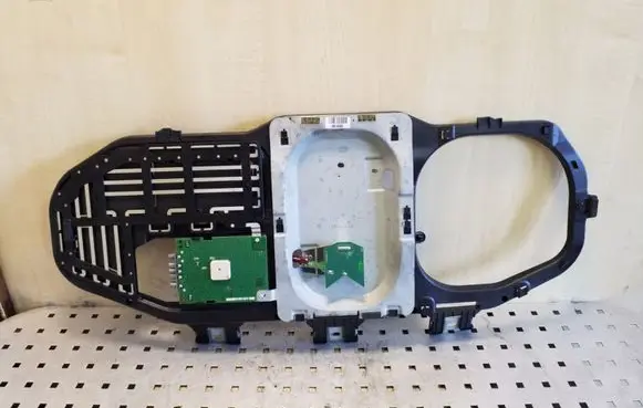 Mercedes-Benz ML W164 Aerial antenna amplifier A2518202275 28024813