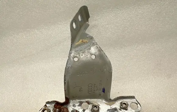 Audi A4 S4 B6 8E 8H Fender mounting bracket 8E0821136A