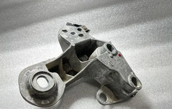 Engine mounting bracket