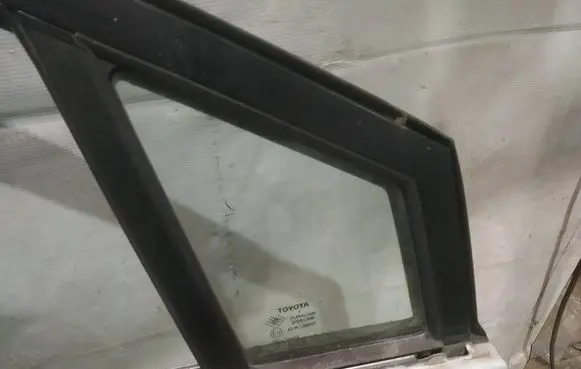 Toyota Corolla Verso AR10 Front door vent window glass four-door AS2