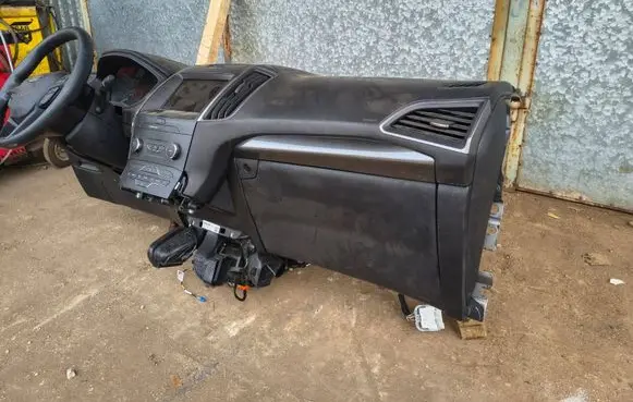 Ford Edge II Glove box