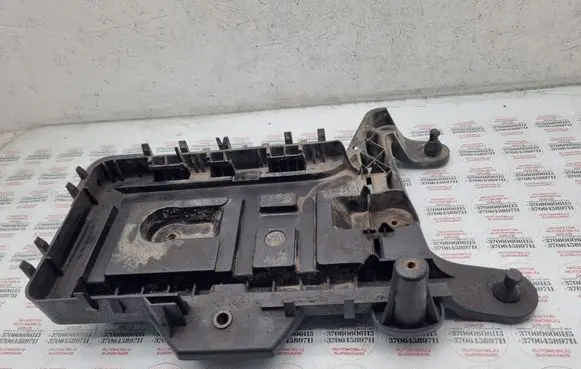 Volkswagen PASSAT B6 Battery tray 1K0915333H