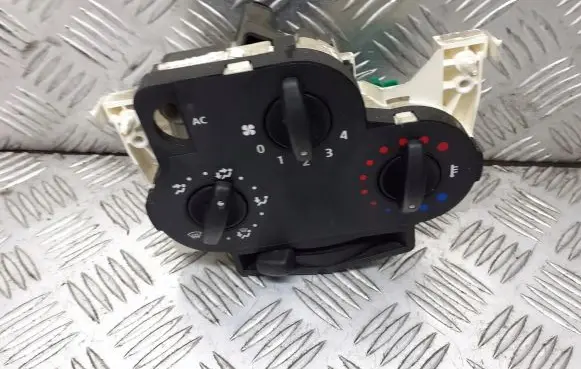 Dacia Logan I Interior fan control switch 69570002