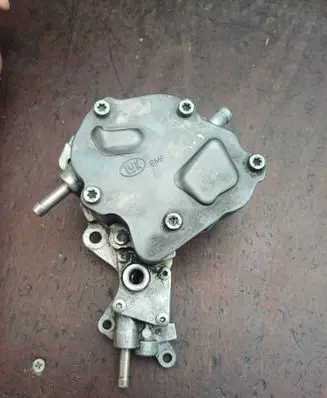 Volkswagen PASSAT B5 Vacuum pump 038145209E