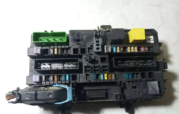 Opel Zafira B Fuse module 13220831 5DK00866953