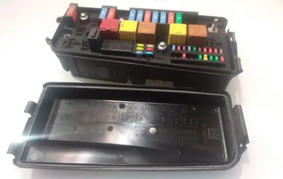Opel Vectra C Fuse module 13241892