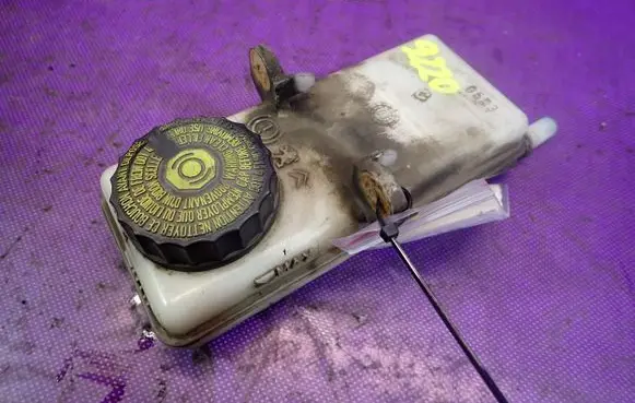 Brake fluid reservoir