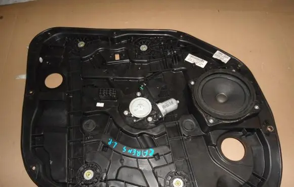KIA Carens III Front window lifting mechanism without motor