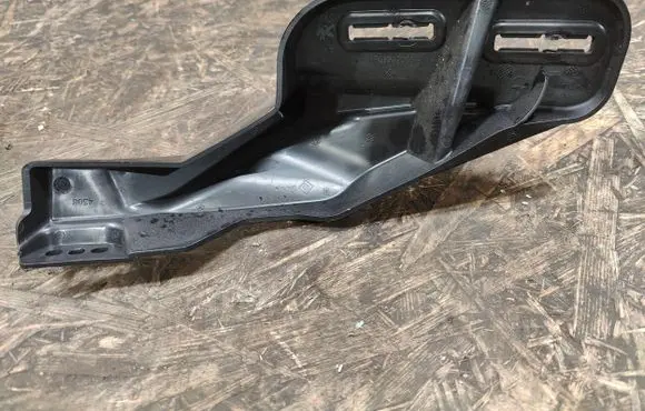 Opel Mokka B Fender mounting bracket 9825559780