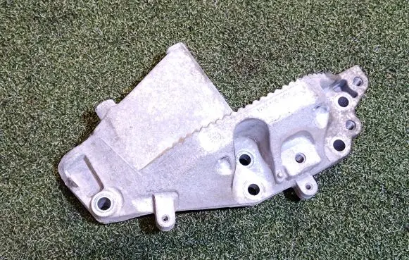 Opel Movano B Engine mounting bracket 112310605R