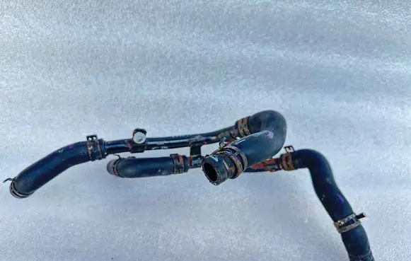 Engine coolant pipe/hose