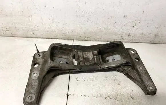 BMW 5 E60 E61 Engine mounting bracket 13992010 769965-02