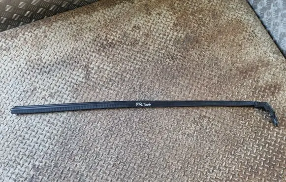 Dodge Challenger Rubber seal front coupe door window 