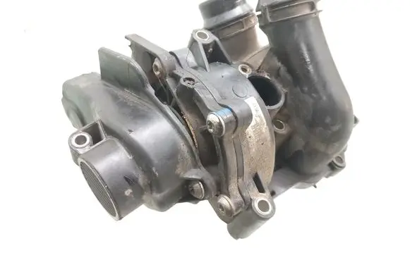Volkswagen PASSAT B6 Water pump 06J121111B