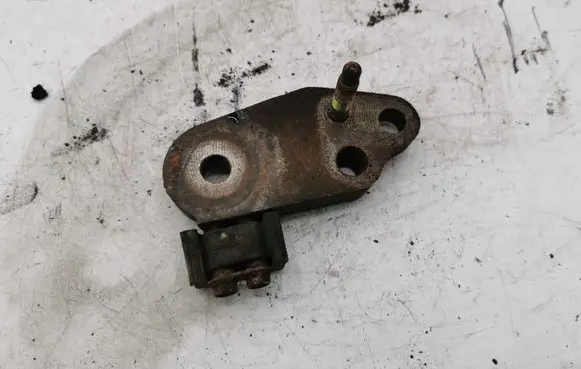 Toyota Corolla Verso E121 Engine mounting bracket NOCODE