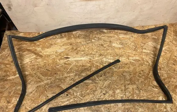BMW 8 E31 Engine compartment rubber 
