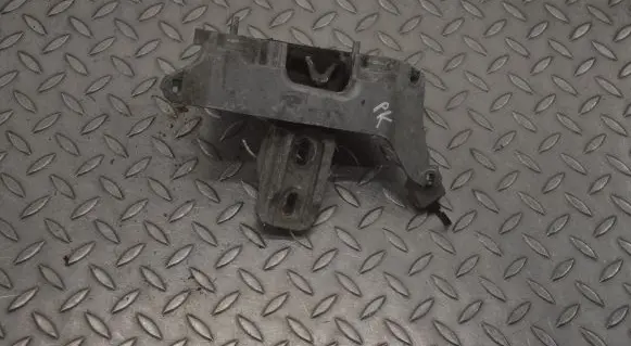 Citroen C4 II Engine mount bracket 9821312980