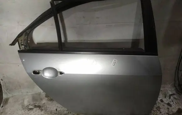 Nissan Primera Rear door pilkos