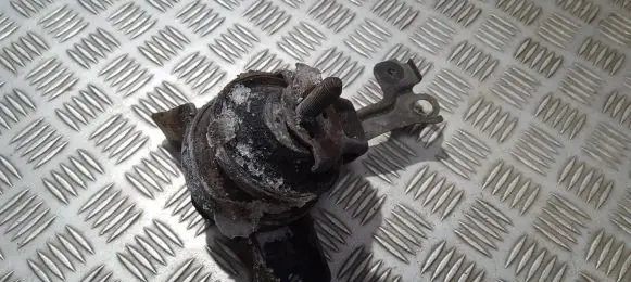 Hyundai Elantra Engine mount bracket