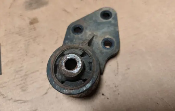 Engine mount bracket