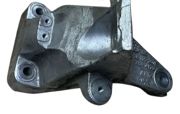 Volkswagen Touareg II Engine mounting bracket 7L8199307F 7L8199307
