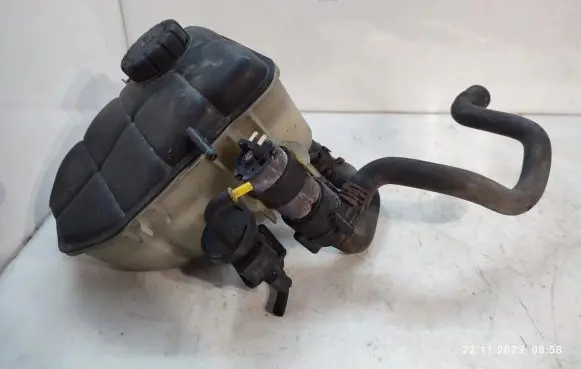 Mercedes-Benz C W203 Coolant expansion tank/reservoir 2035000049