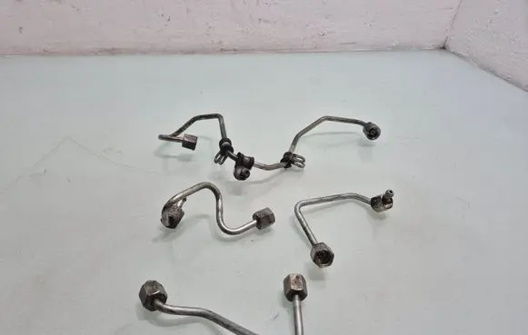 Volkswagen PASSAT CC Fuel injector supply line/pipe 