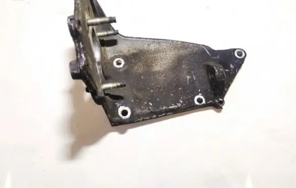 Hyundai Lantra II Engine mounting bracket