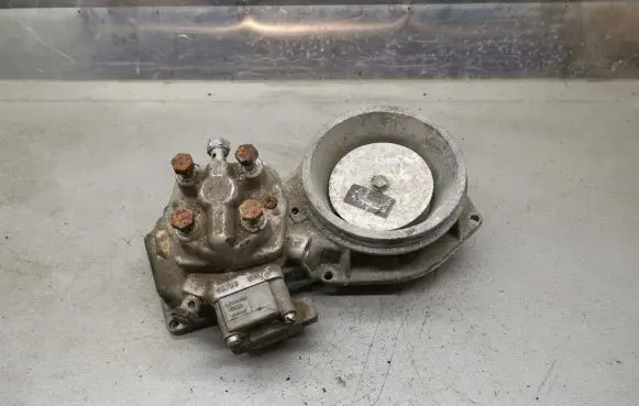 Audi 80 90 B3 Fuel distributor 0438121011 026133353 0438101005