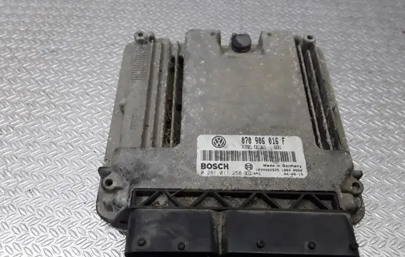 Volkswagen Touareg I Engine control unit/module 070906016F 0281011258