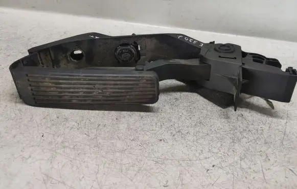 Mercedes-Benz E W211 Accelerator throttle pedal A2113000404