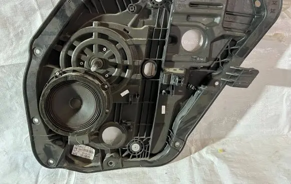 Rear door manual window regulator