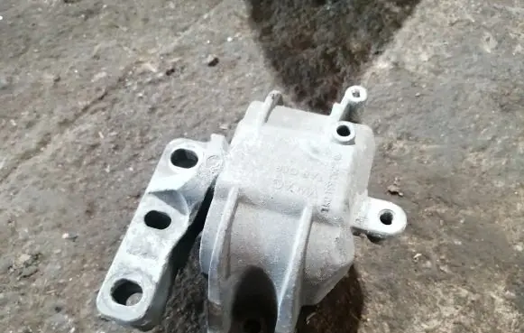 Volkswagen Golf V Engine mount bracket