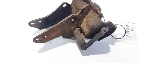 Volvo S40, V40 Engine mounting bracket