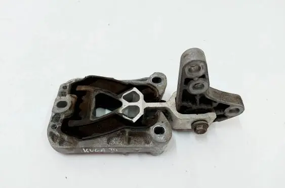 Engine mount vacuum valve