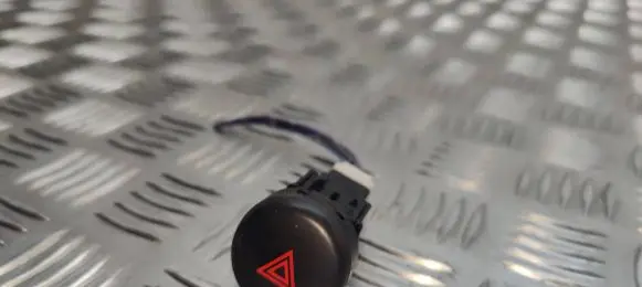 Nissan Juke I F15 Hazard light switch S31471