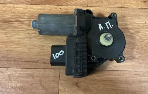 Ford Mondeo Mk III Front door window regulator motor 0130821770