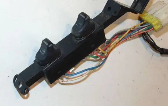 Nissan Primera Electric window control switch 2540170J21