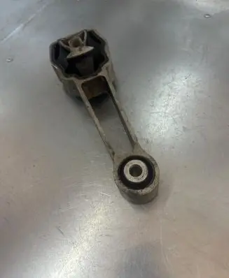 Volvo V70 Engine mount bracket