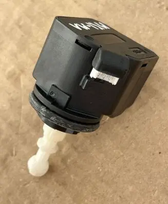 Volkswagen Golf V Headlight level adjustment motor 00883000