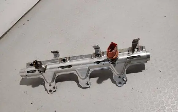 Skoda Octavia Mk2 (1Z) Fuel main line pipe 06J133317M