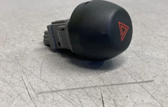 Toyota RAV 4 (XA30) Hazard light switch 15B060